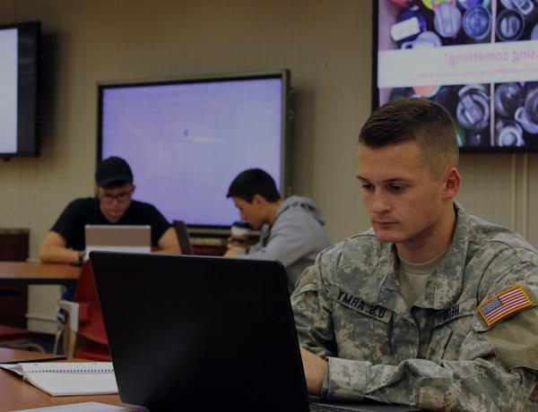 身着军装的学生在图书馆学习.